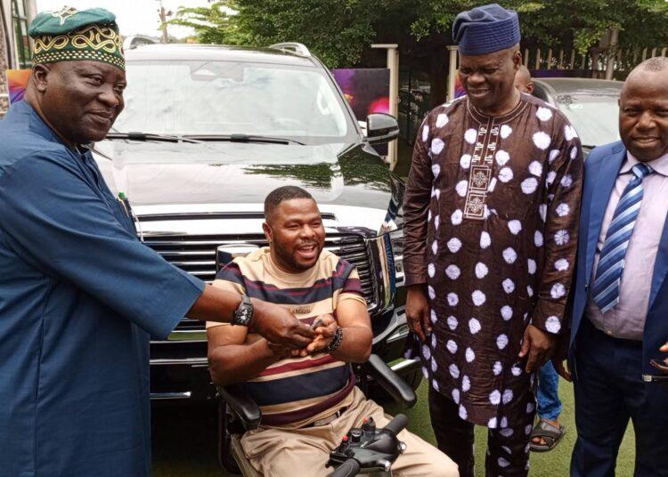 Oyo State Government Commiserates with Yinka Ayefele, Donates SUV After Music House Fire