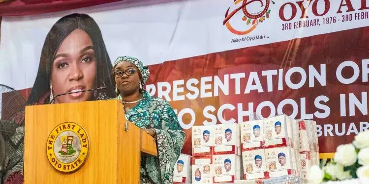 Oyo First Lady Distributes Stationery to Schools to Mark State's 50th Anniversary